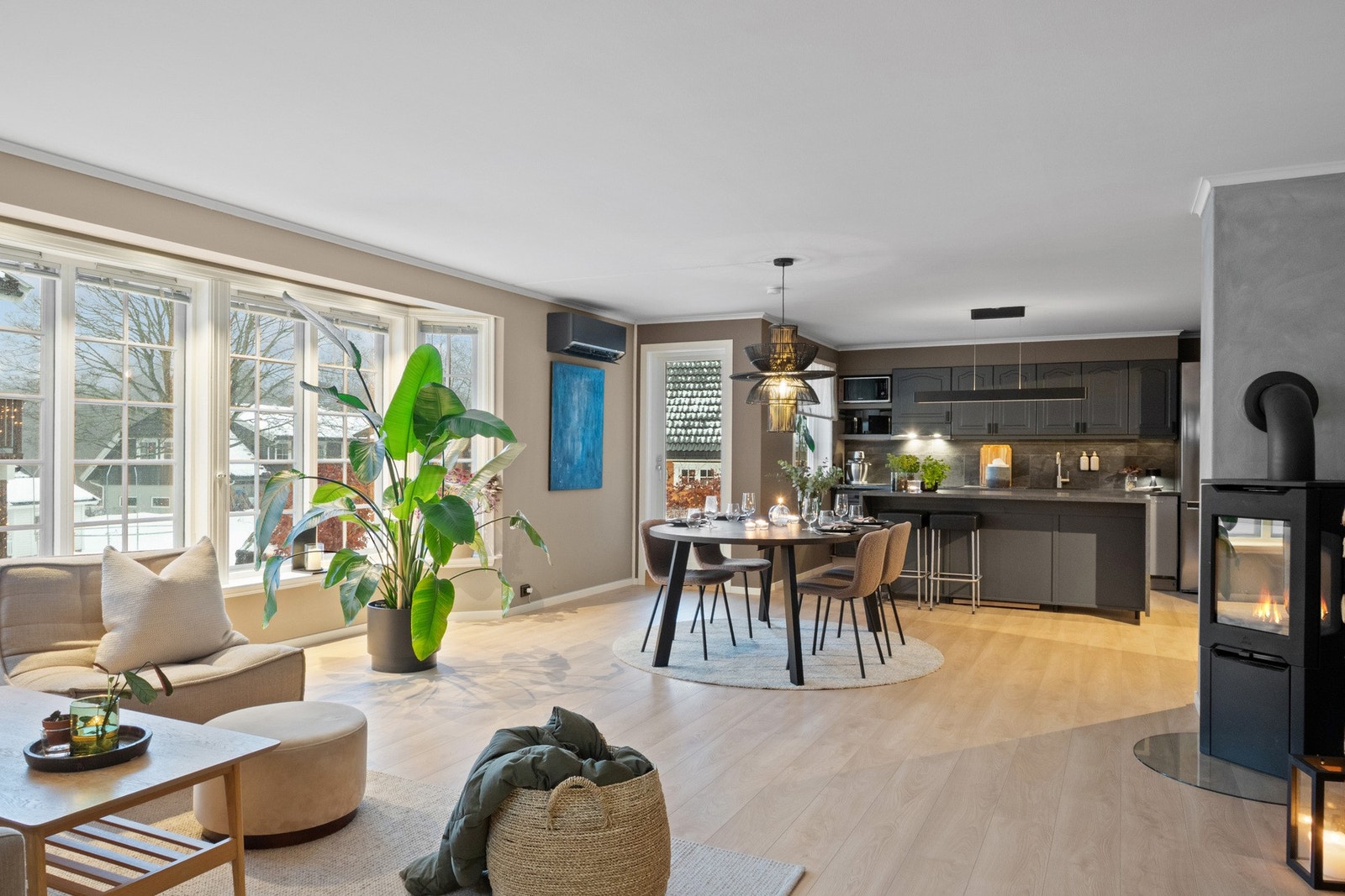 Velkommen til en innbydende og oppgradert leilighet i 1. etasje i tomannsbolig, med tilhørende kjeller og egen hybeldel. Galleribilde