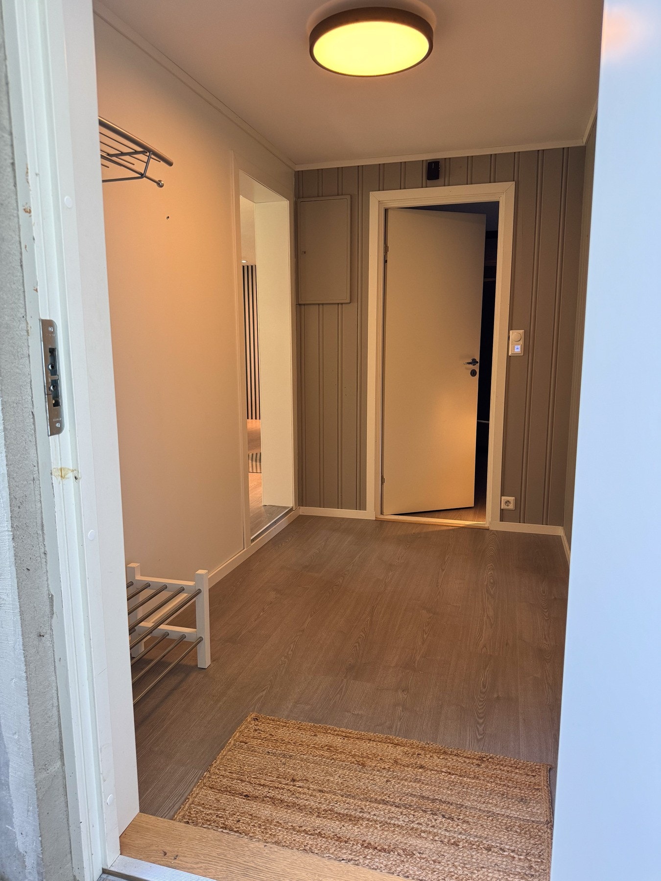 Hybel i kjeller er etablert i 2021 og består av stue/kjøkken, soverom, bad/vaskerom og vindfang. Galleribilde