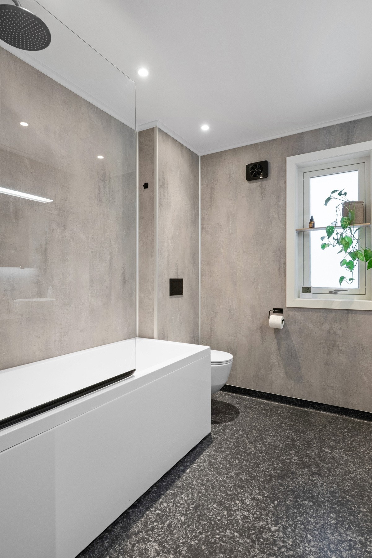 Rommet har baderomsplater på vegger, malte plater i himling og støpt gulv med vinylbelegg og gulvvarme. Galleribilde