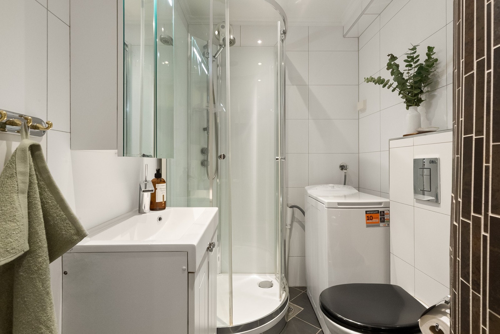 Innbydende og tidløst flislagt baderom pusset opp i 2006 med termostatstyrte varmekabler i gulv og downlights i himling. Galleribilde