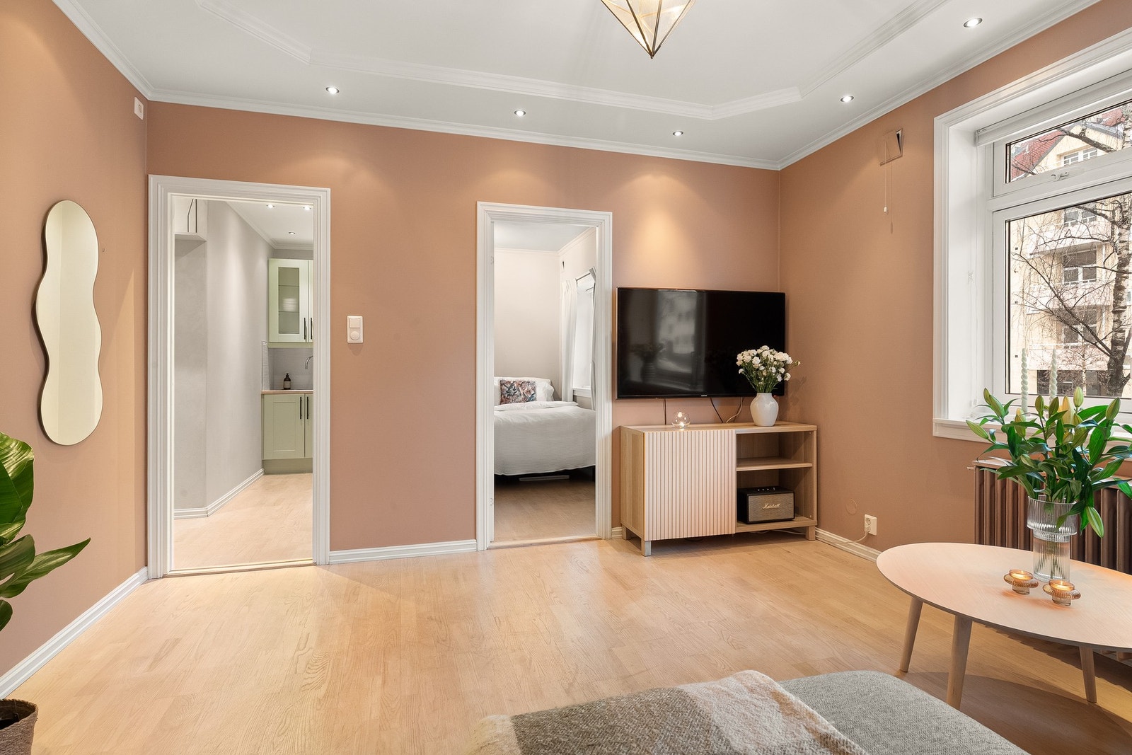 Gjennomført og meget lekker 2-roms leilighet beliggende sentralt til på populære Sofienberg med Ola Narr parken som nærmeste nabo. Galleribilde