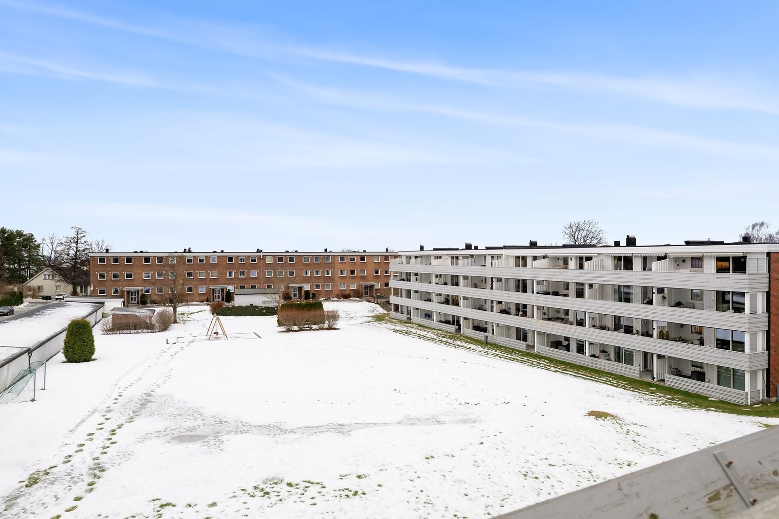 Fine fellesarealer med lekeplass og sittegrupper Galleribilde