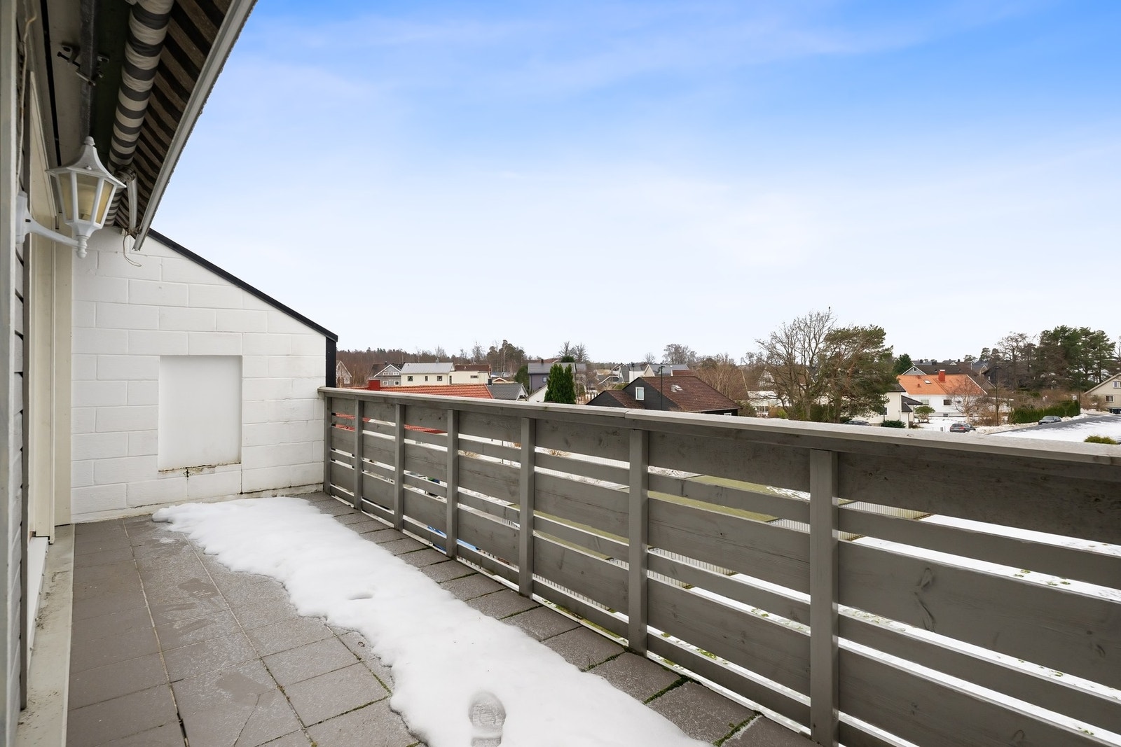 Utgang fra stue til syd-vestvendt balkong Galleribilde