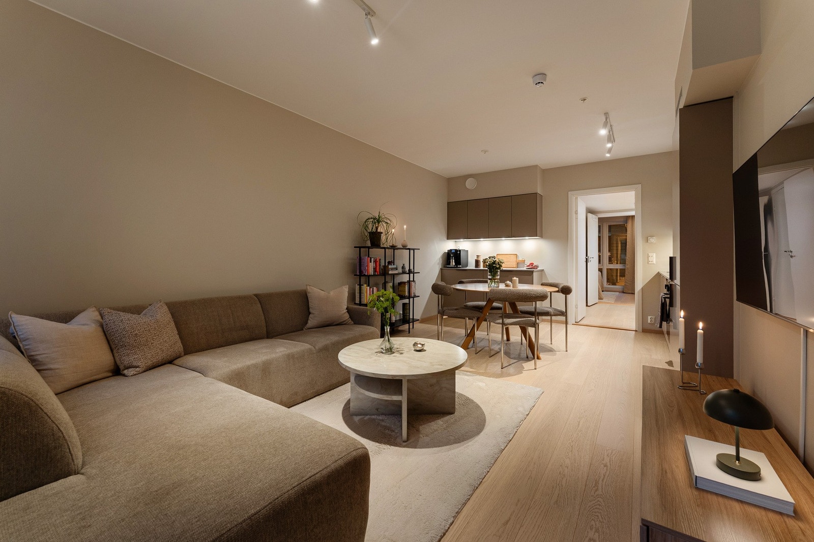 Det er kollektiv bredbåndsavtale med Telia, mens TV abonnement enkelt kan tilpasses og bestilles av den enkelte. Galleribilde