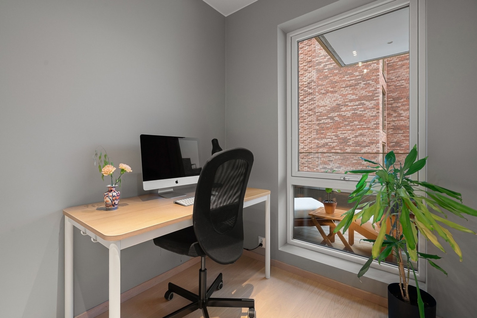 Rommet har store vindusflater mot balkongen som slipper inn godt med dagslys. Galleribilde