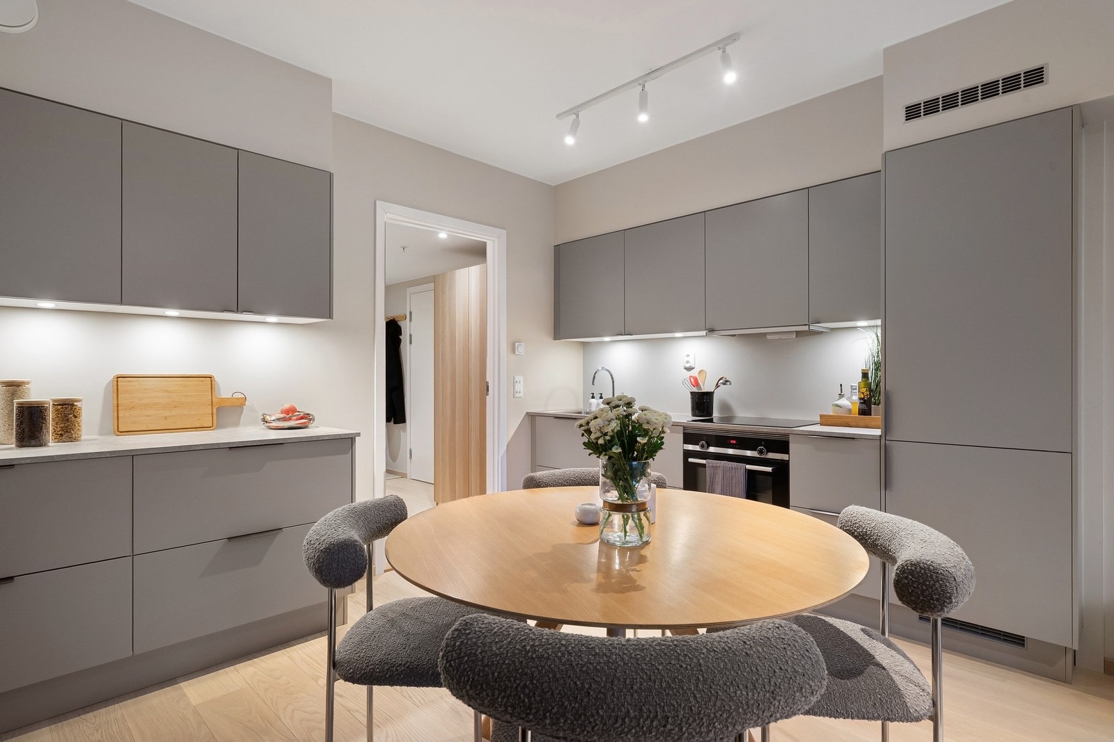 Åpen kjøkkenløsning mot stuen som gjør det lett å lage mat og samtidig være med på det som skjer. Perfekt for både hverdager og gjester. Galleribilde