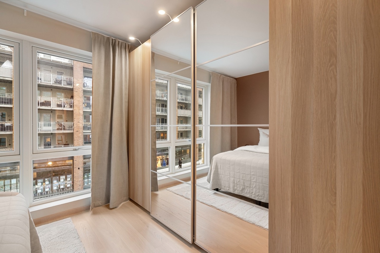 Romslig skyvedørsgarderobe med speildører og integrert belysning gir god oppbevaringsplass på soverommet. Galleribilde