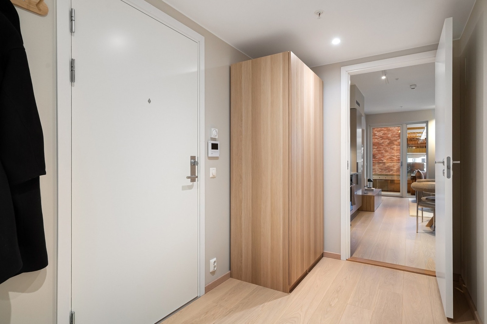 Velkommen inn! I garasjen er det tilrettelagt for sykkelparkering, og det er kort vei til både buss og t-bane. Galleribilde