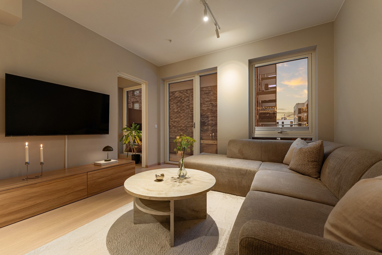 Den gode utformingen av stuen skaper en naturlig sittegruppe og god flyt i rommet. Galleribilde