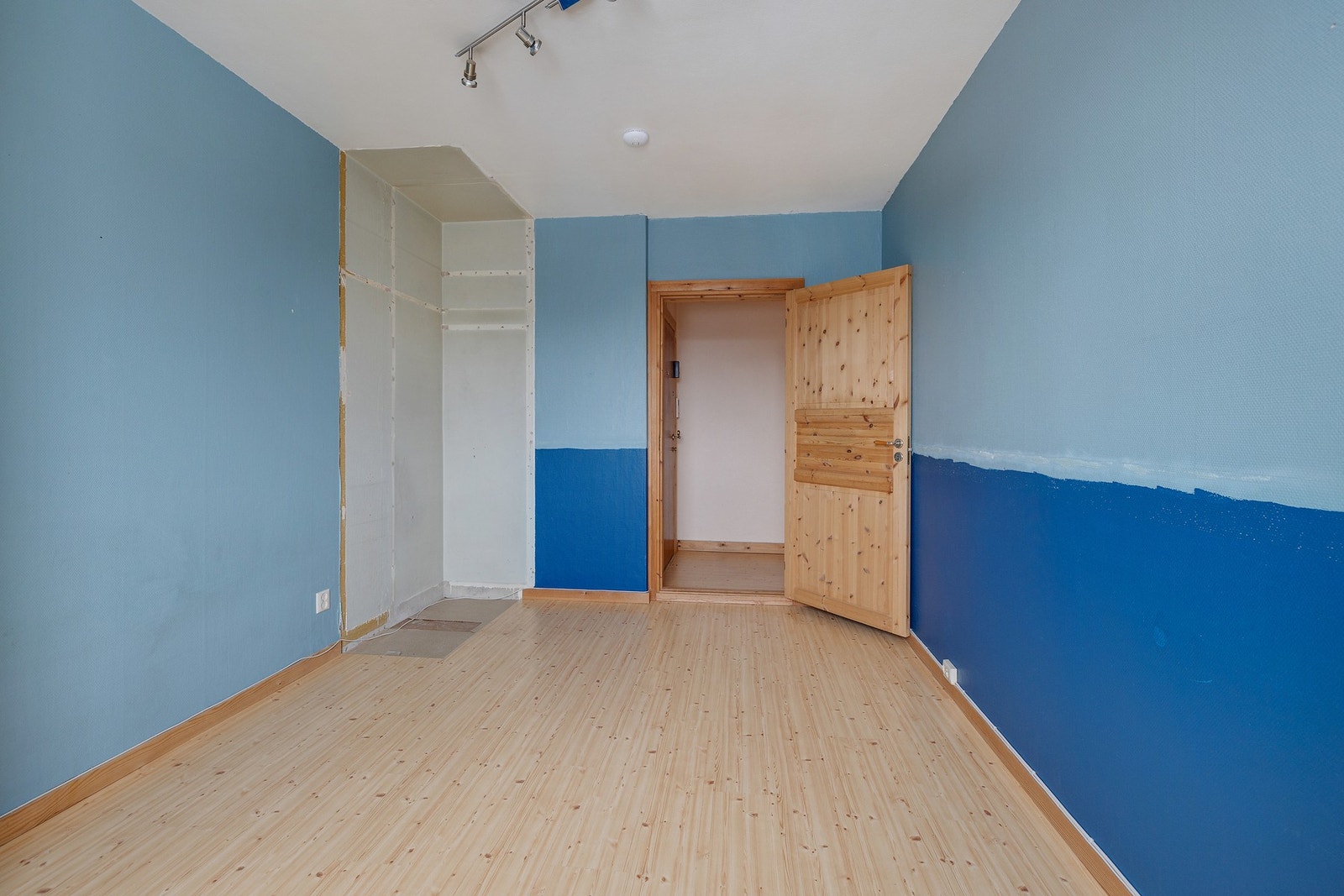 God plass til garderobeskap her også Galleribilde