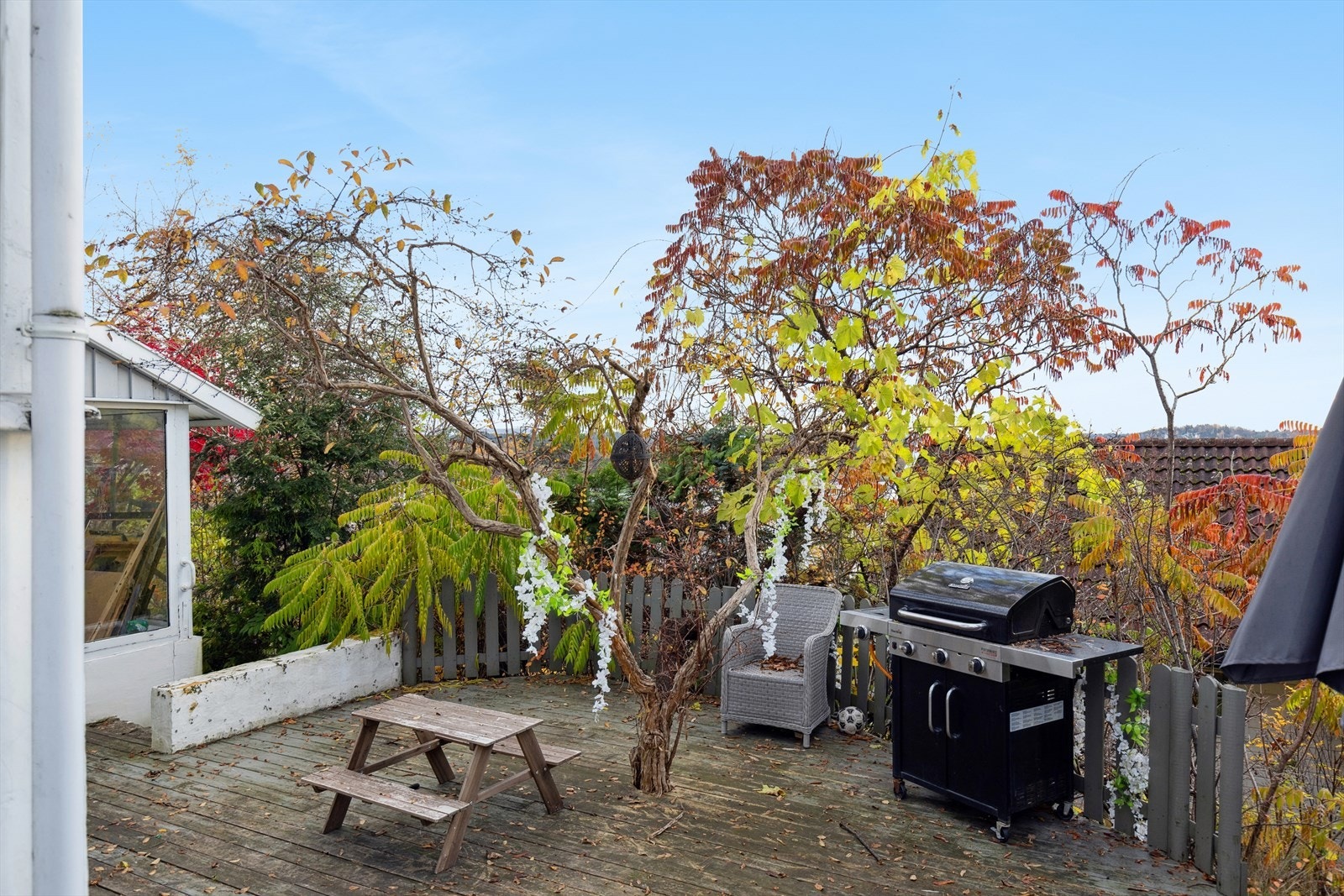 Fint uteområde utenfor boligen. Galleribilde