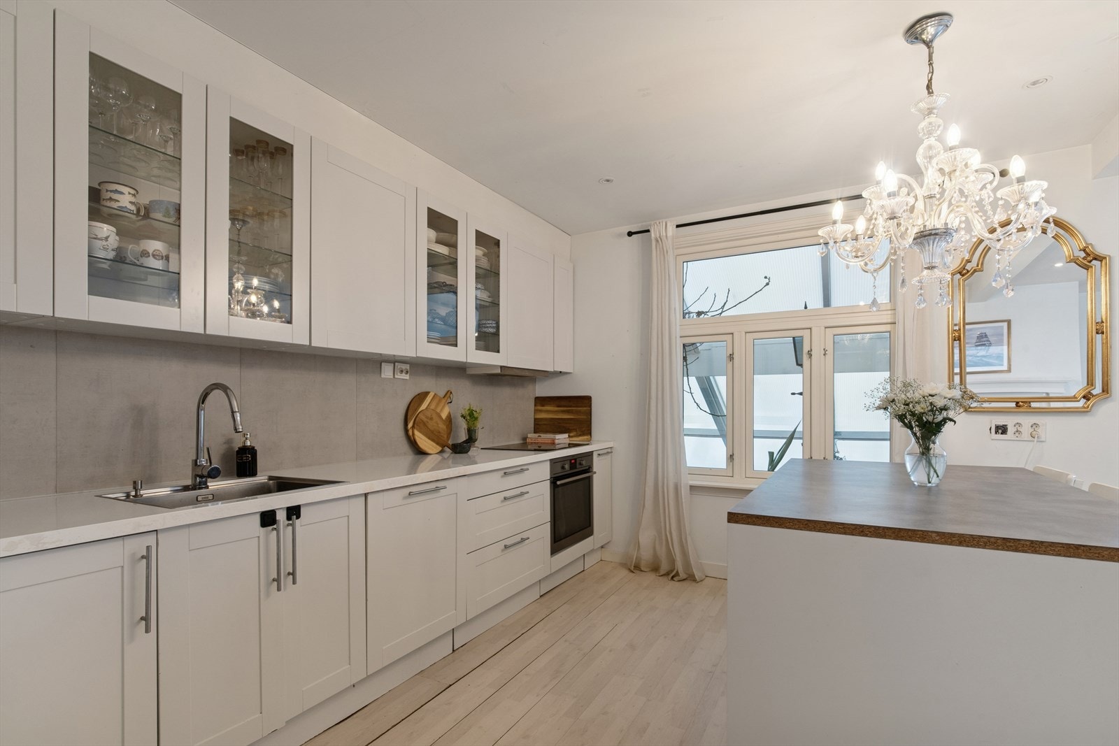 Velutnyttet kjøkken med god skap- og benkeplass. Galleribilde