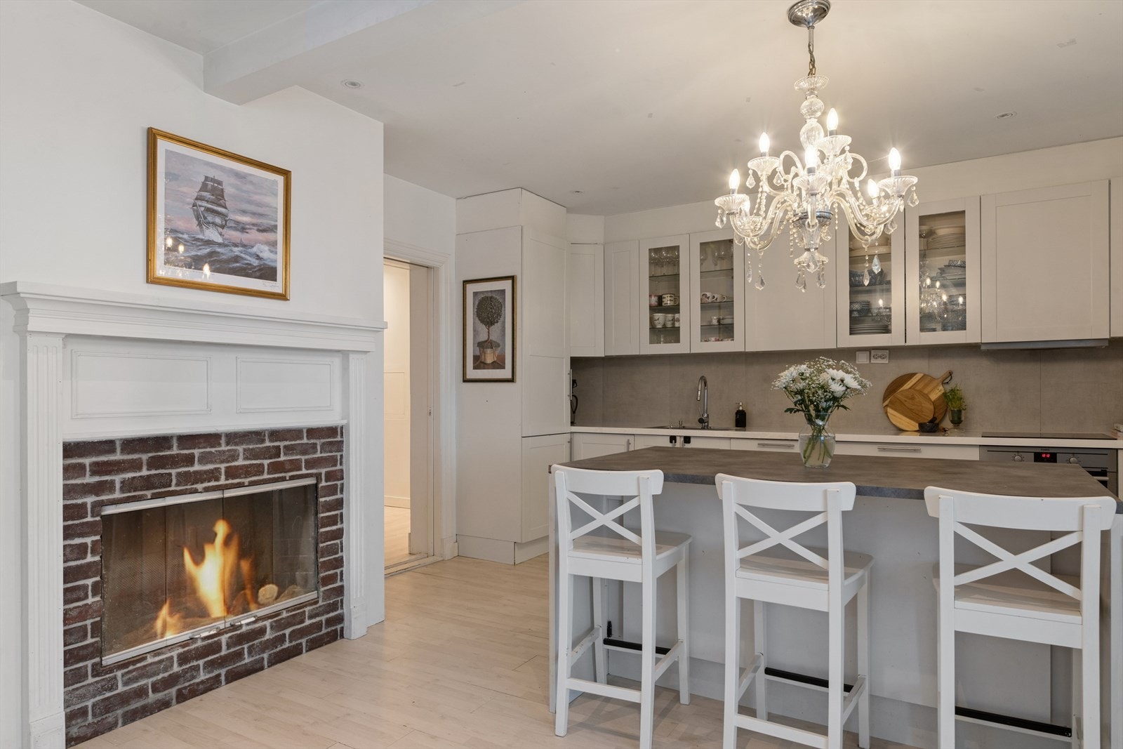 Kjøkkenet ligger i åpen løsning mot stuen. Galleribilde