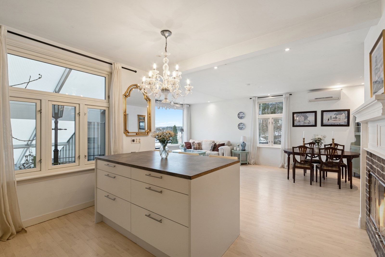 Praktisk kjøkkenøy mot stuen/spisestuen. Galleribilde