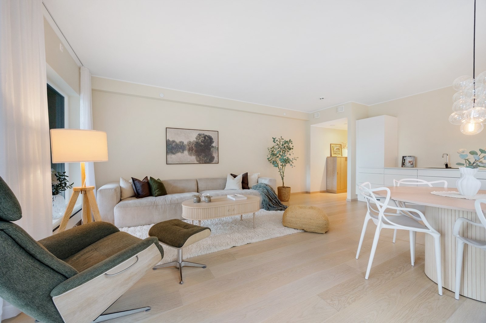 Stue/kjøkken måler 30,1 m² Galleribilde