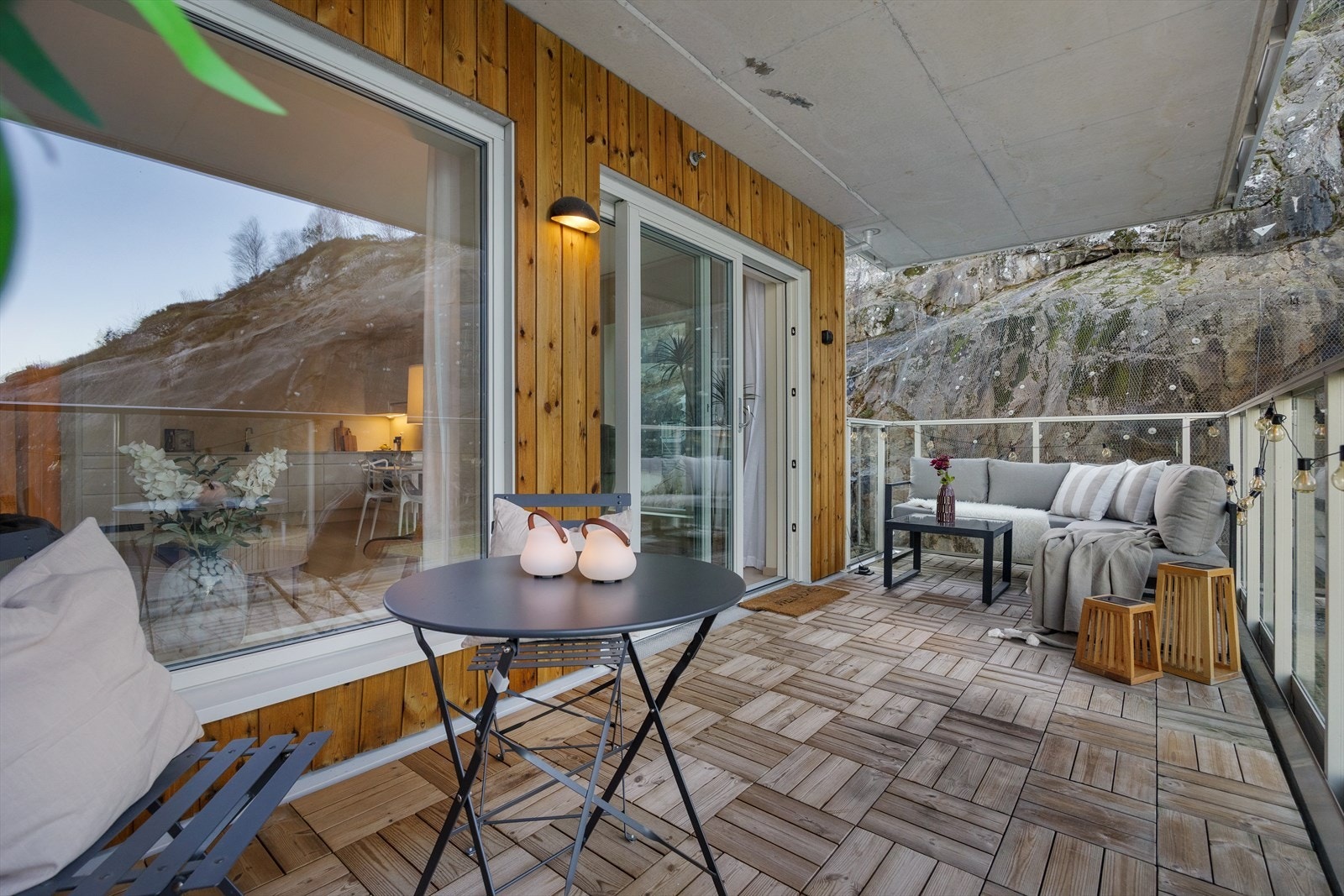 Romslig, overbygget balkong Galleribilde