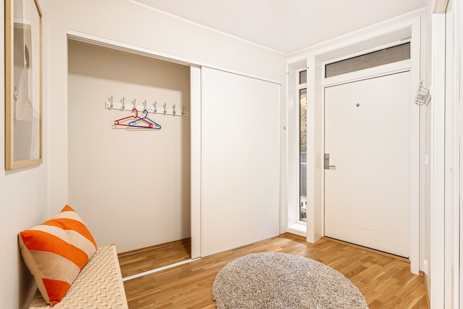 Leiligheten har innvendige, malte glatte dører, samt praktisk garderobeskap i entréen Galleribilde