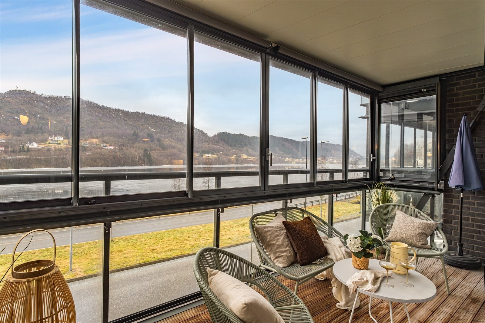 Altanen fungerer som en naturlig forlengelse av stuen Galleribilde