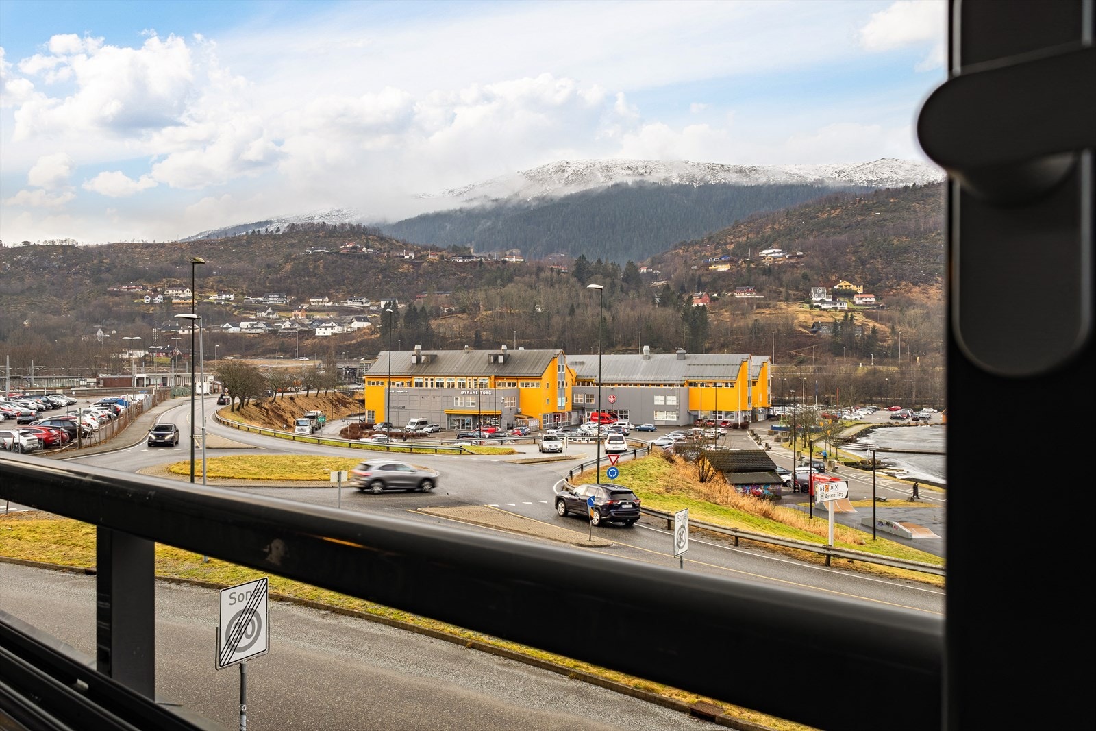 Kun et steinkast fra Øyrane Torg! Galleribilde