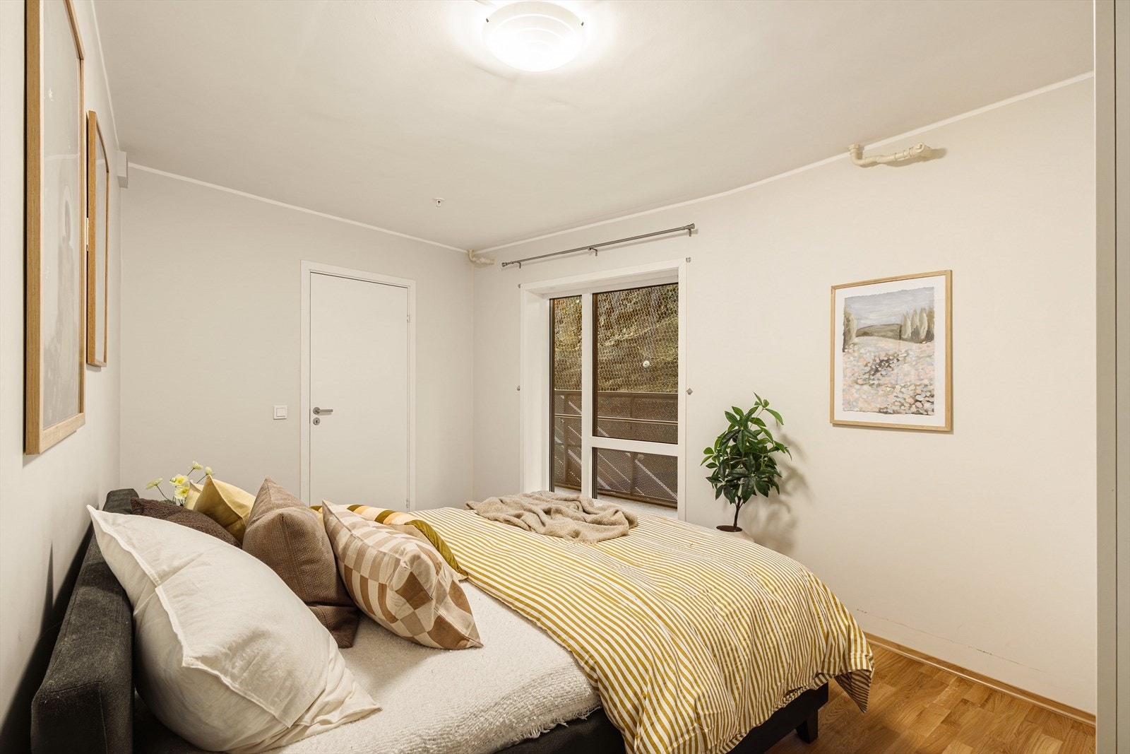 Her er det god plass til seng, nattbord og annen ønsket innredning. Galleribilde