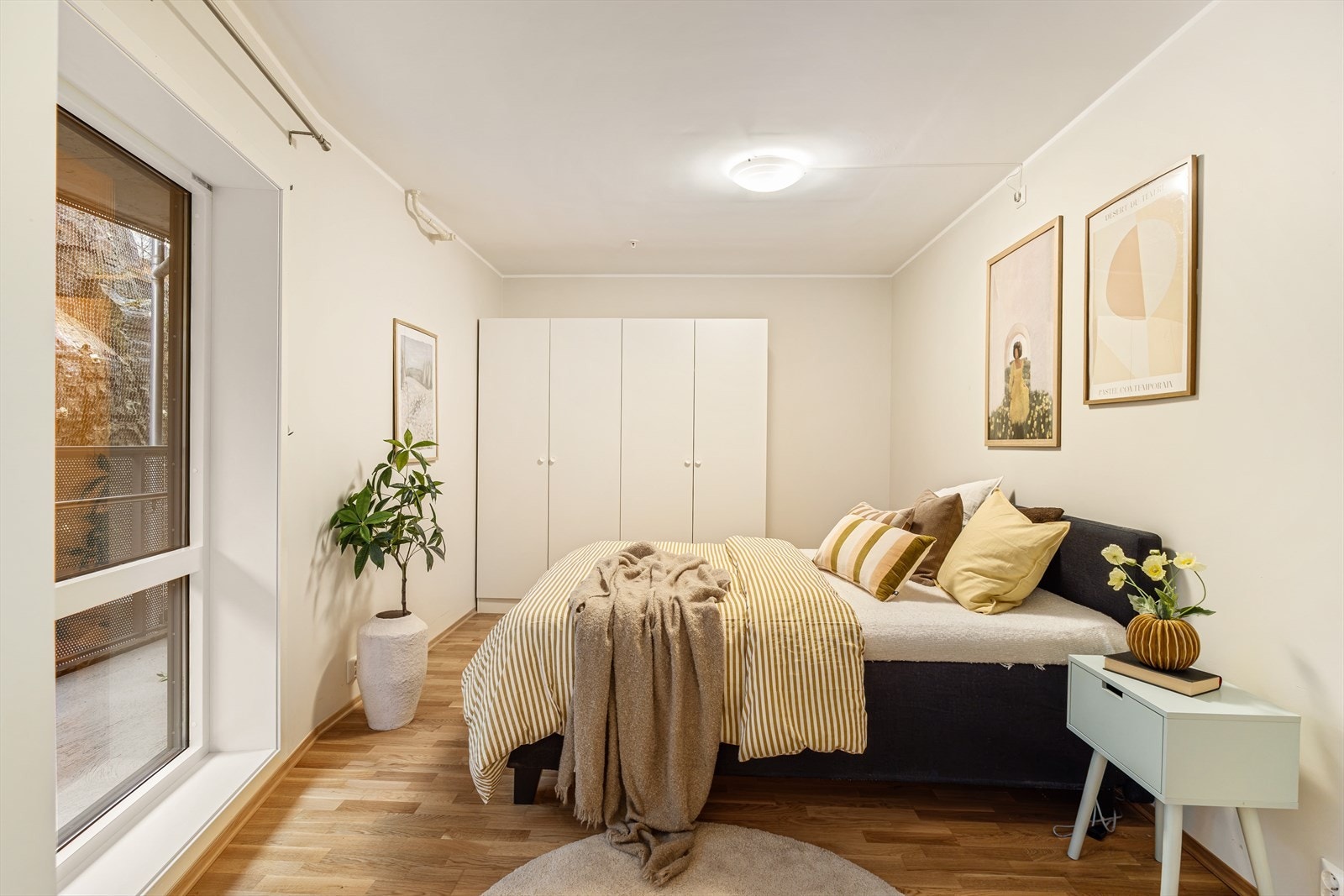 Hovedsoverommet er plassert vendt bort fra veien - stille og tilbaketrukket Galleribilde