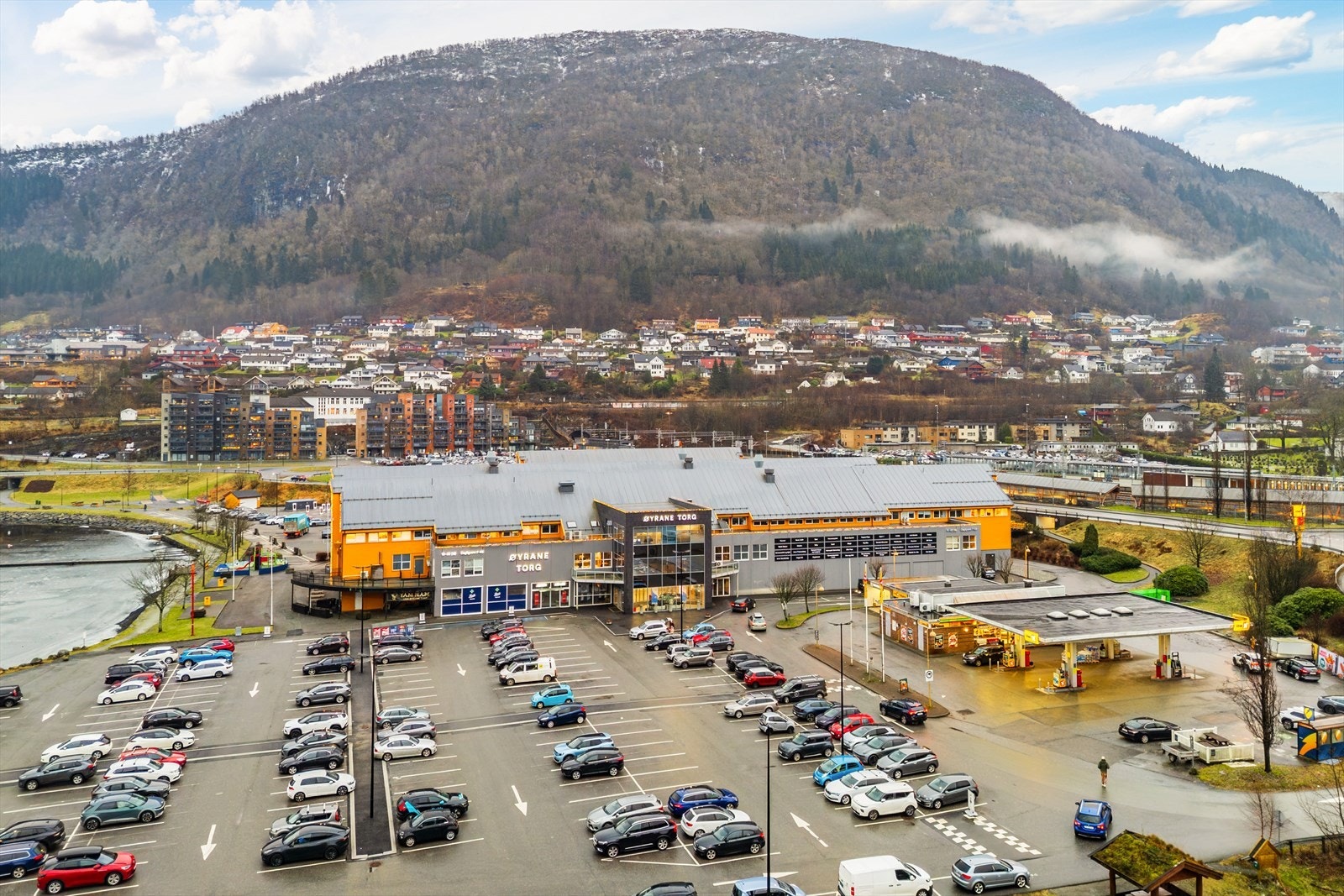 For den turglade er det kort vei til flere flotte turmuligheter som Reppardalen, Rambergsveien og Ådnanipa, samt badeplasser i Arnavågen og til nye flotte Arna idrettspark Galleribilde