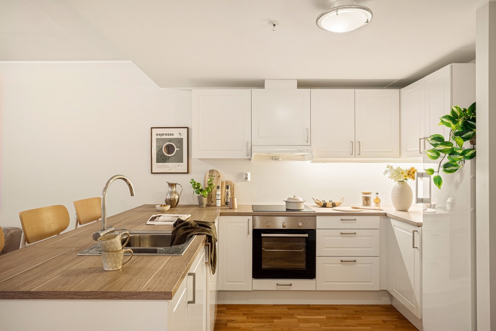 Kjøkkenet har integrert stekeovn og platetopp, samt opplegg for oppvaskmaskin Galleribilde