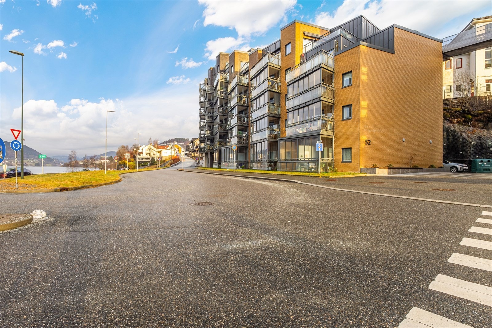 Gangavstand til skole, barnehager, buss, jernbanestasjon, matvarebutikker og Øyrane torg med et utvidet servicetilbud Galleribilde