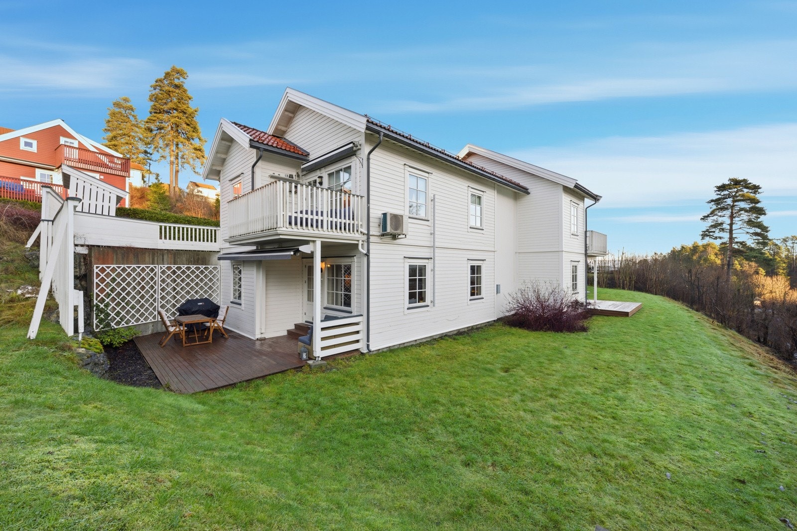 Sydvestv. markterrasse på 25 kvm. med fine solforhold. Helt usjenert! Galleribilde