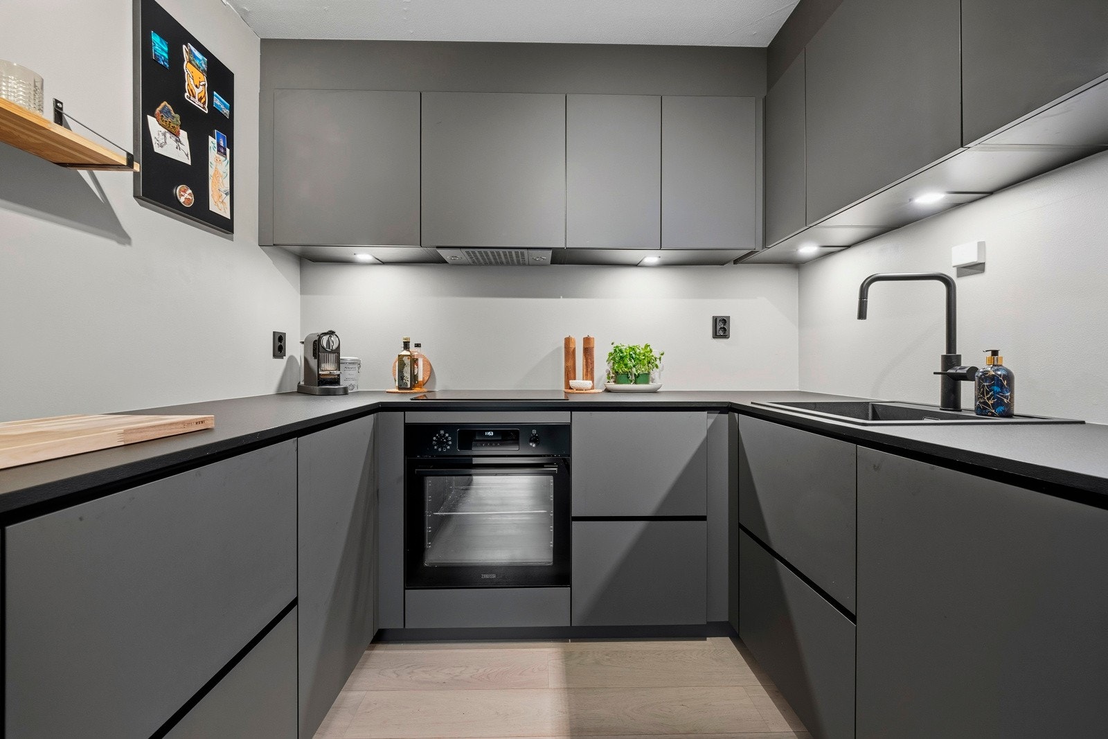 Nytt, stilig kjøkken fra 2024. Alle hvitevarer er integrerte Galleribilde