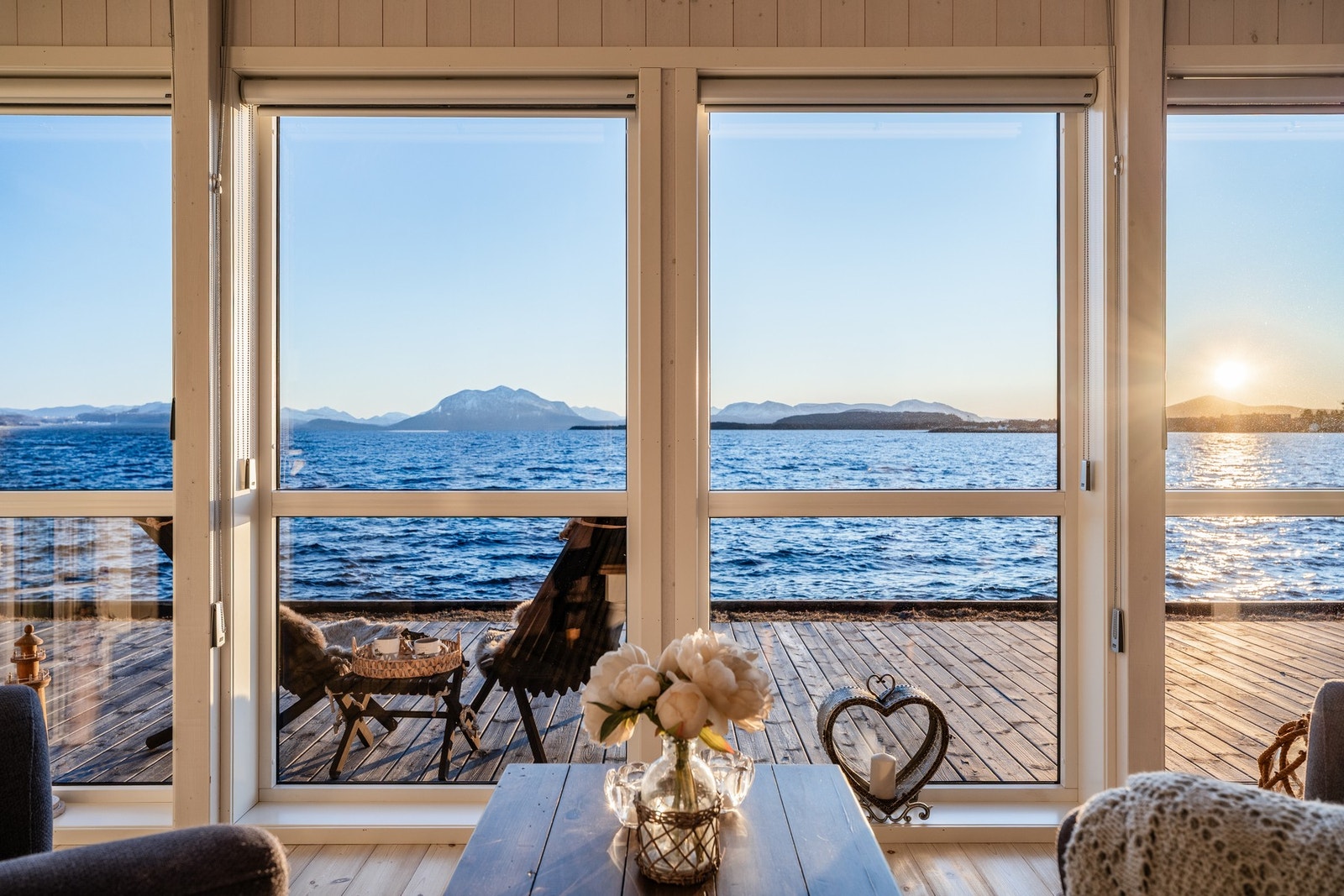 Denne flotte beliggenheten i sjøfront byr på spektakulær panoramautsikt og svært gode solforhold fra morgen til kveld. Galleribilde