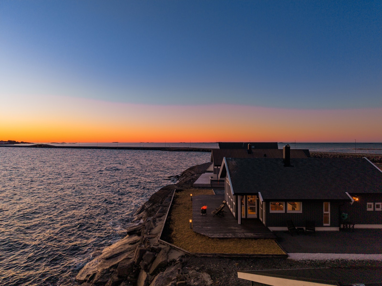 Solen følger horisonten og gir lange, stemningsfulle kvelder ved sjøen. Galleribilde