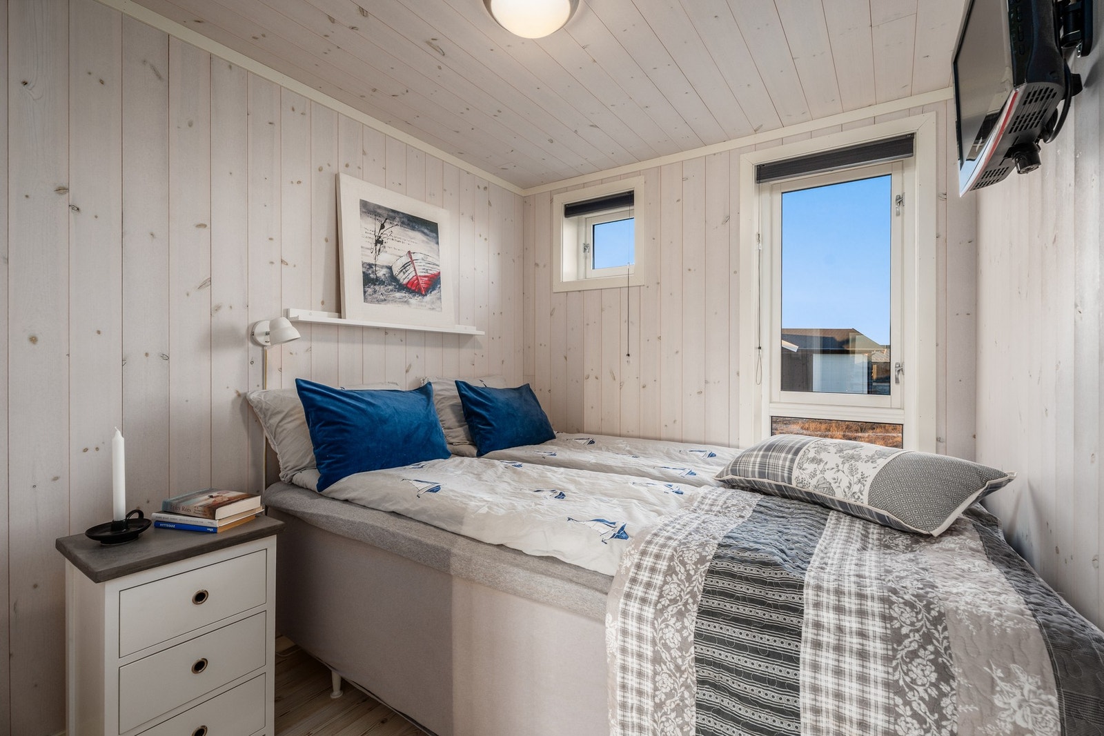 Soverom 2 er av god størrelse og har plass til dobbeltseng pluss tilhørende nattbord. Galleribilde