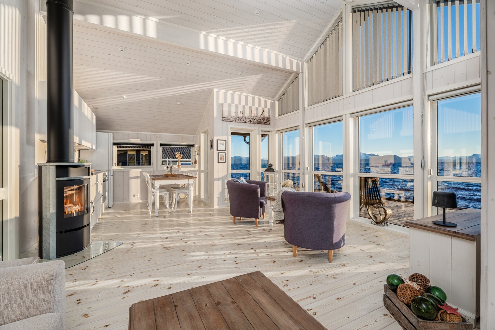 Vinduer fra gulv til tak sørger for rikelige mengder med naturlig lysinnslipp. Galleribilde