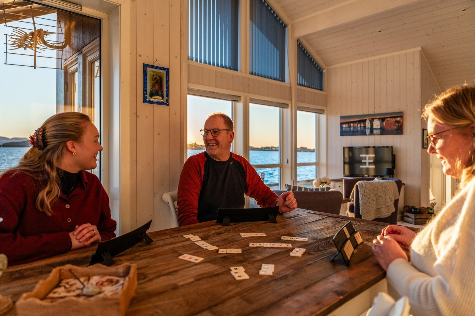 Kveldslys, brettspill og gode samtaler, akkurat slik hyttekos skal være. Galleribilde