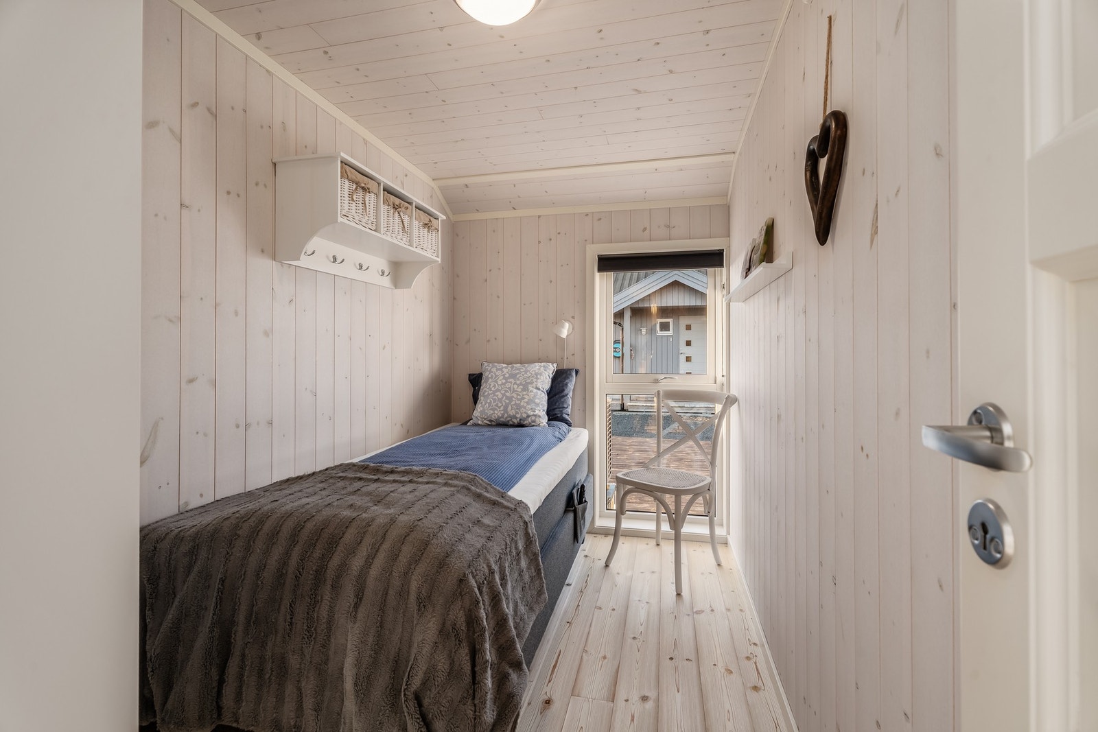 Det første av tre soverom er innredet med enkeltseng, men det er også muligheter for køyeseng. Galleribilde