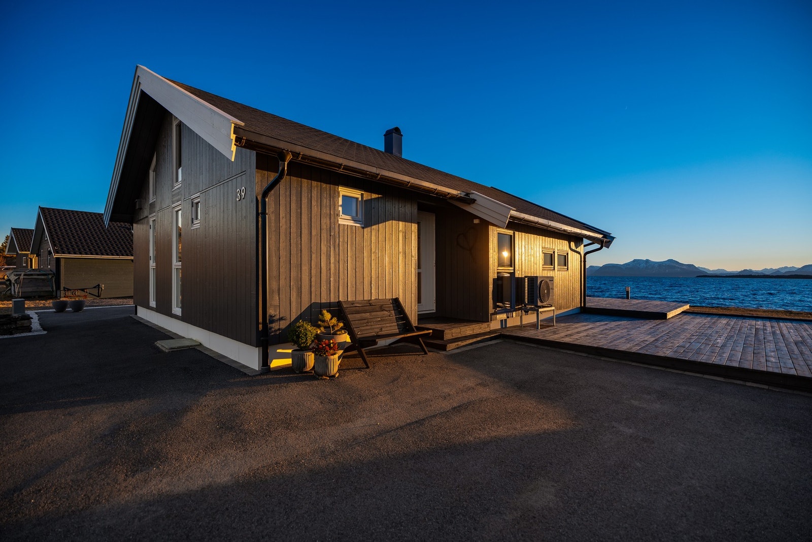 Hytten er den eneste i hyttefeltet med asfaltert oppstillingsplass. Galleribilde