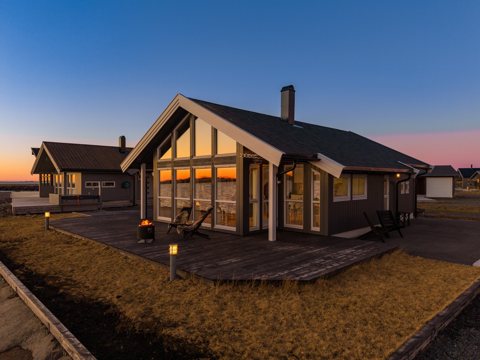 En flott og velholdt helårs-fritidsbolig beliggende i sjøfront på Finnøya, oppført i 2013. Galleribilde