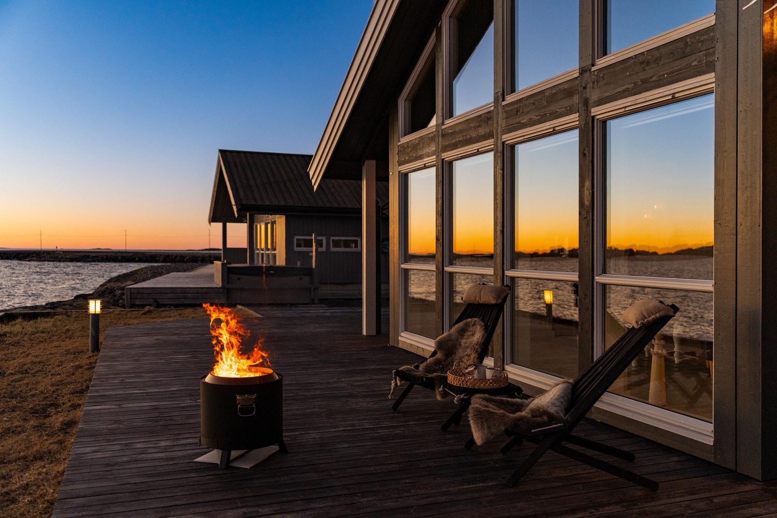 Nyt flammene i bålpannen med havet som nærmeste nabo. Galleribilde
