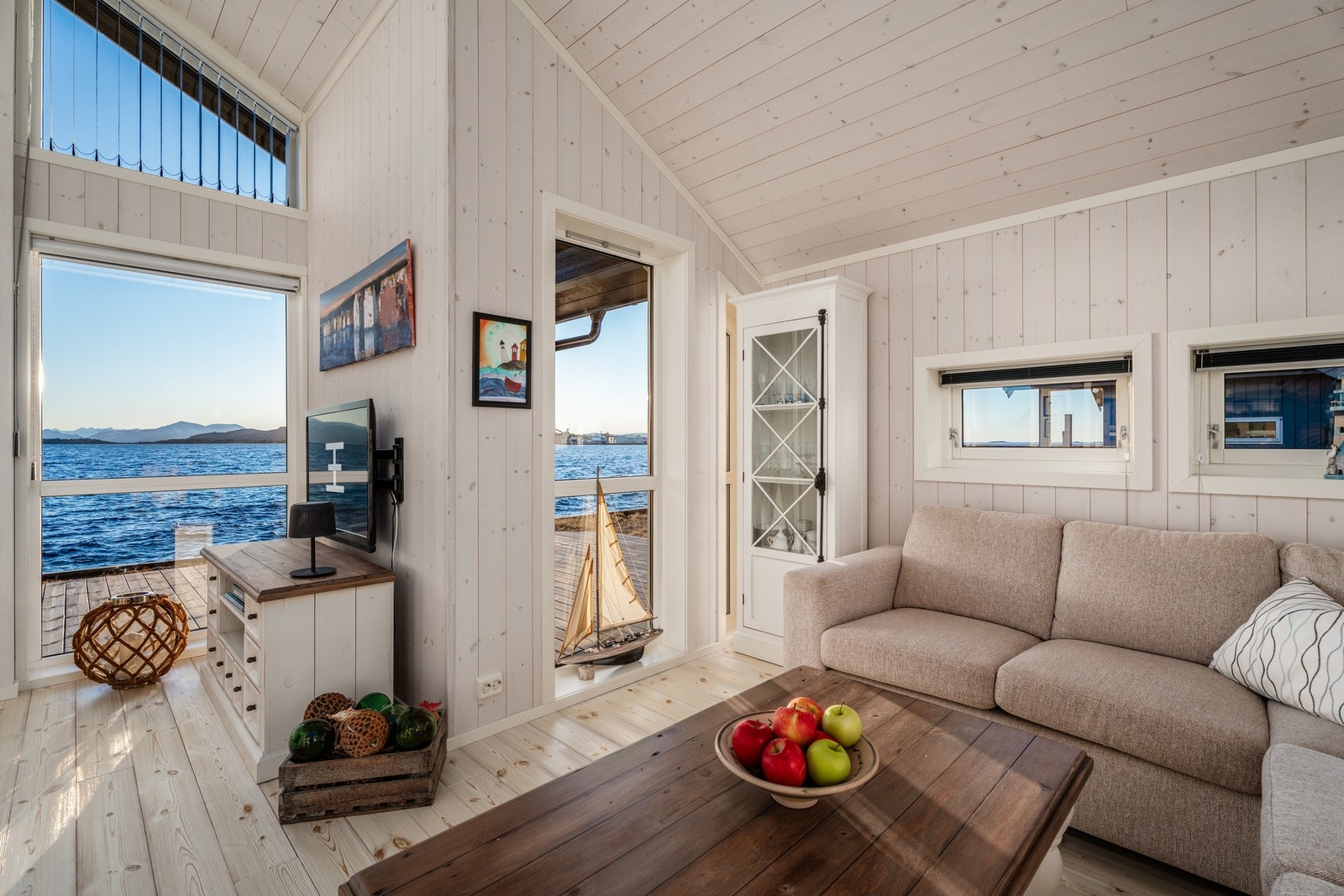 Stuen har en god størrelse og flere naturlige soner som gir fleksibel møblering. Galleribilde