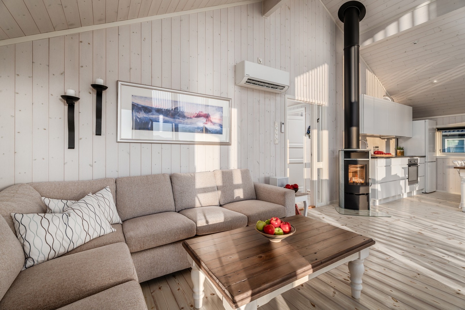 Koselig vedfyring kombinert med moderne varmepumpe gir lun og stabil temperatur. Galleribilde