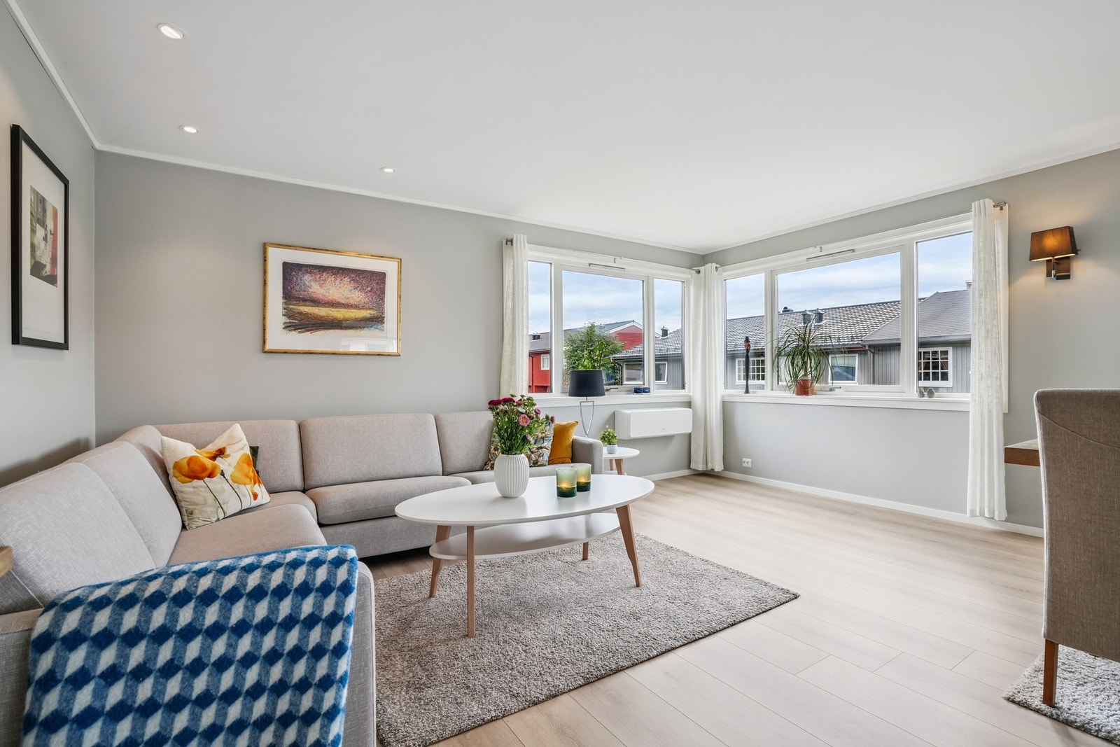 Varmepumpen sørger for en jevn temperatur og er energisparende, og vedovnen sørger for en lun atmosfære til stuen. Galleribilde