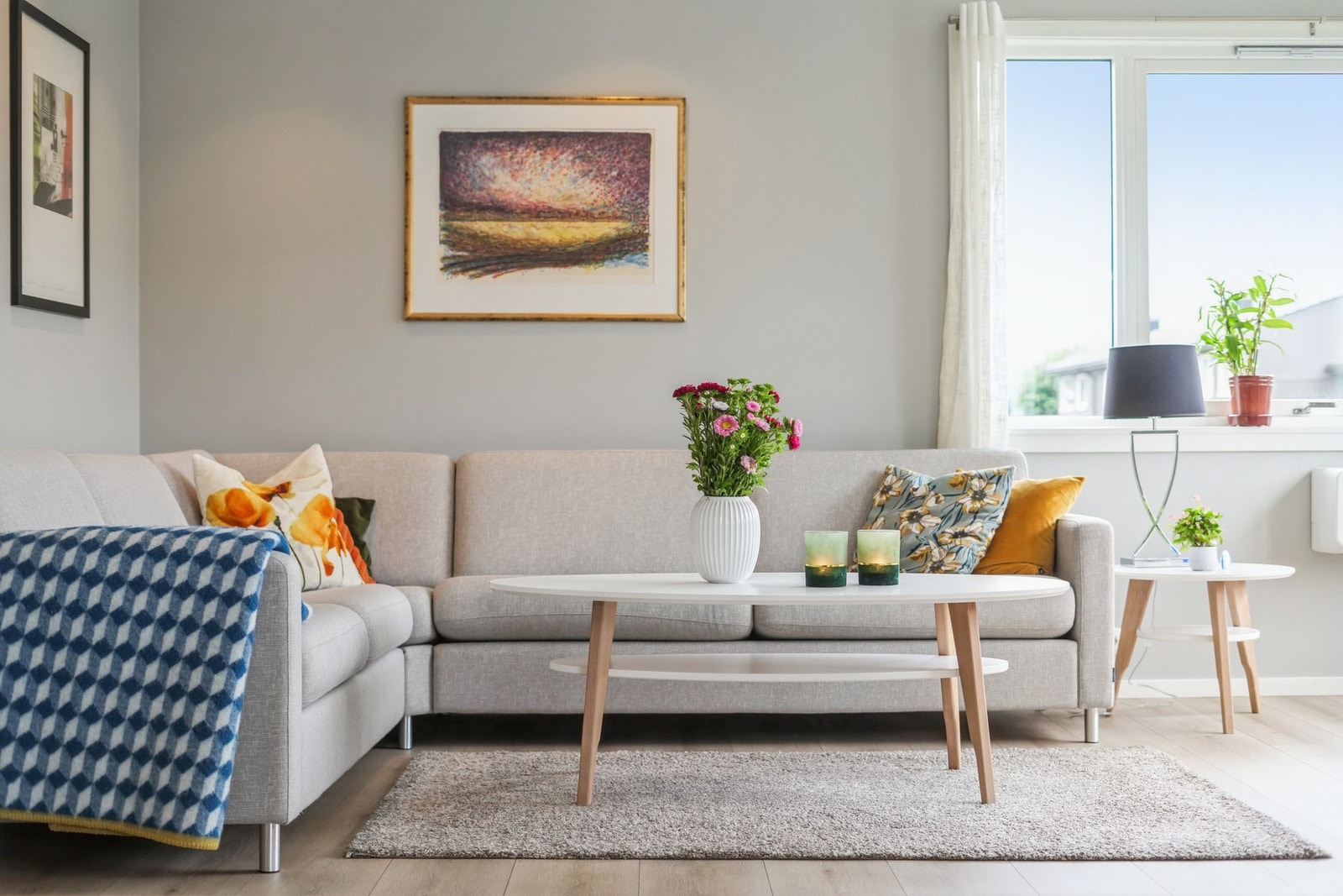 Det er god plass til en stor sofagruppe i stuen. Galleribilde