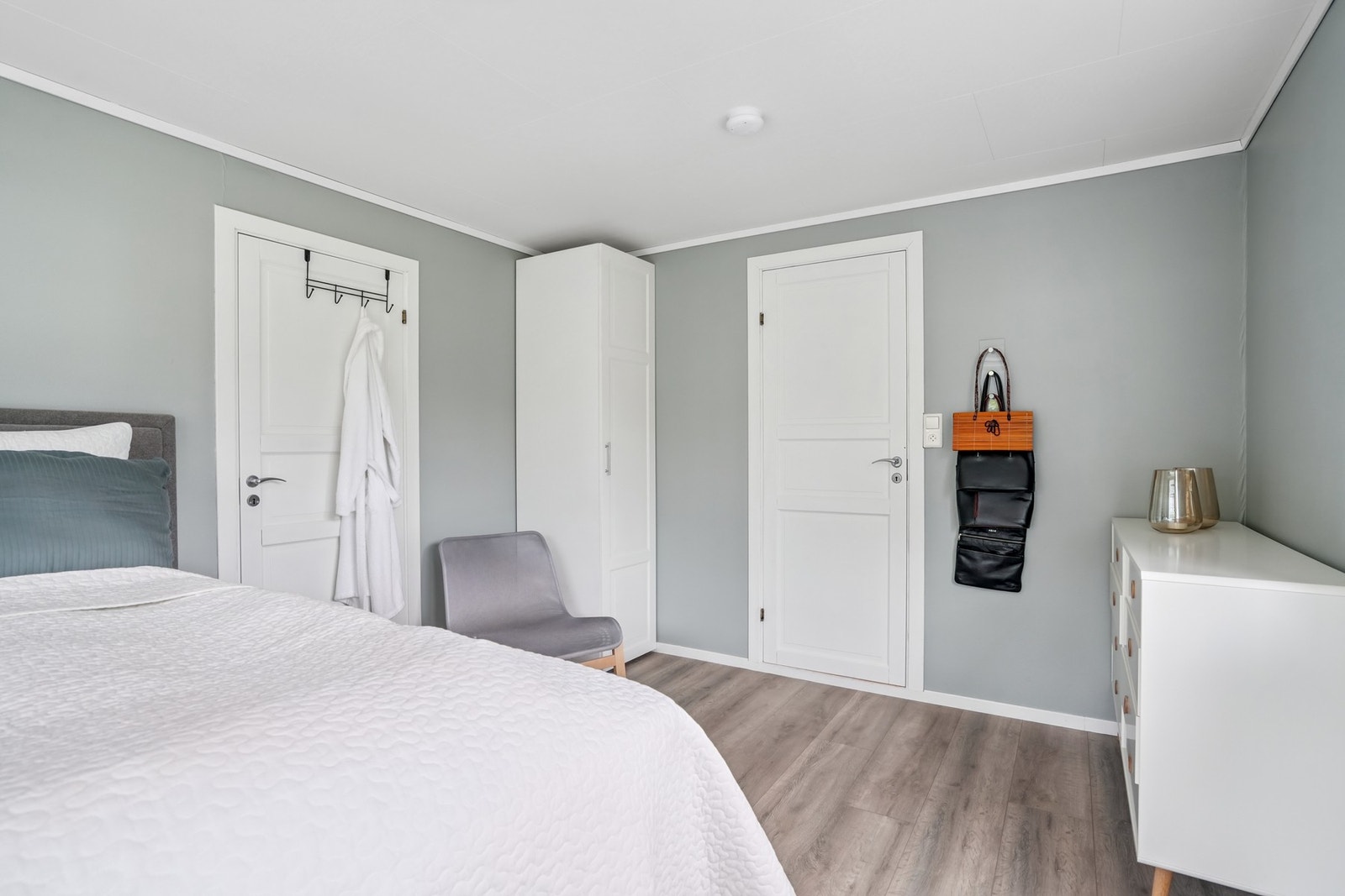 Rommet er innredet med dobbeltseng, nattbord og garderobeskap. Galleribilde