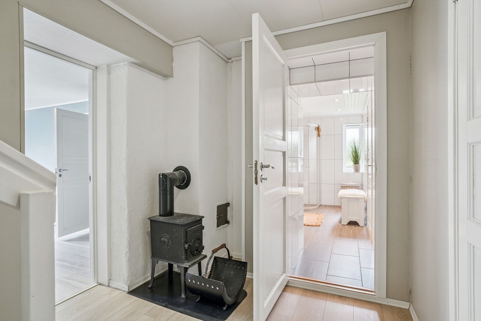 Her finner vi blant annet to soverom, kjellerstue, bad, vaskerom og boder. Galleribilde