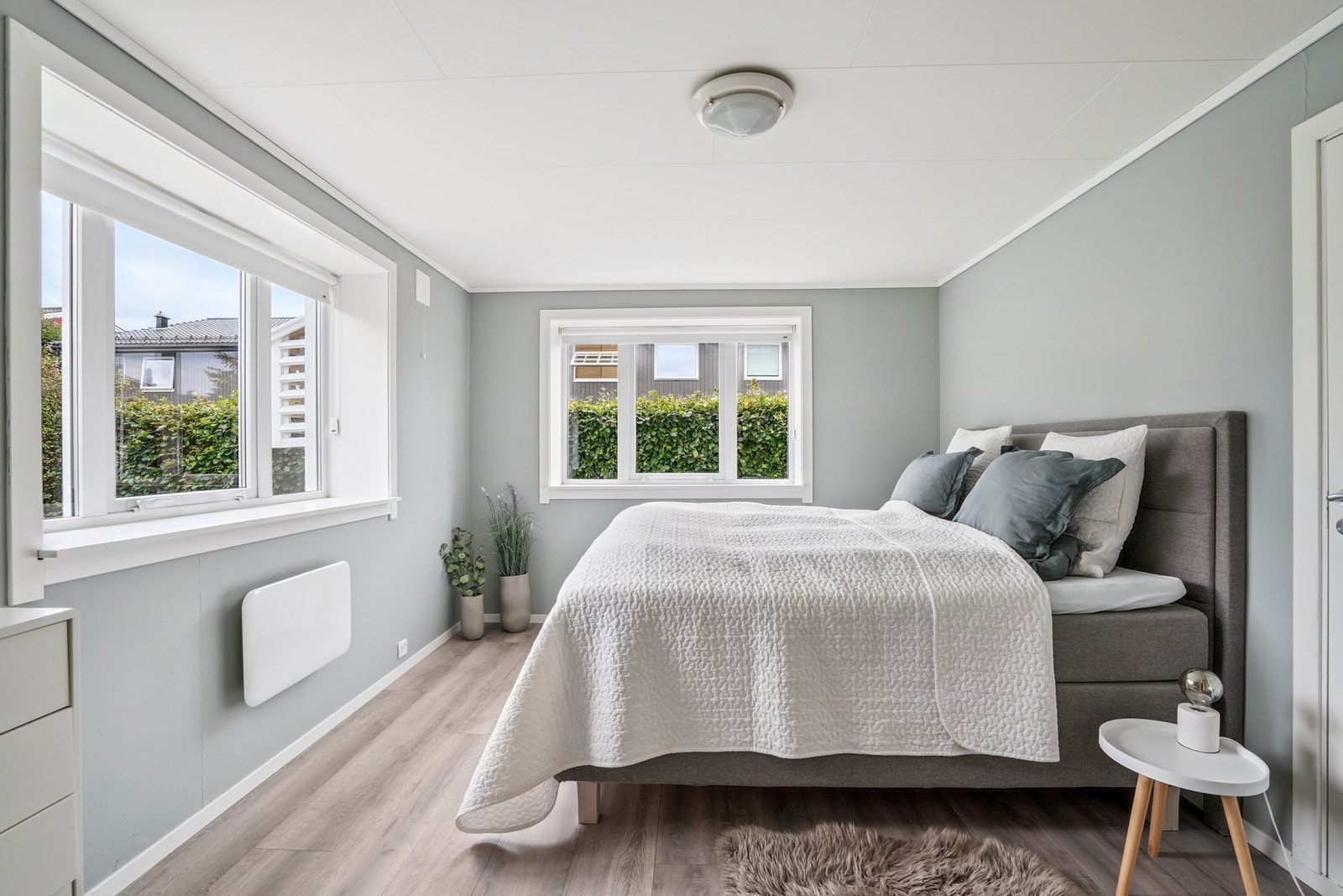 Hovedsoverommet er av god størrelse med et behagelig fargevalg på vegger. Galleribilde