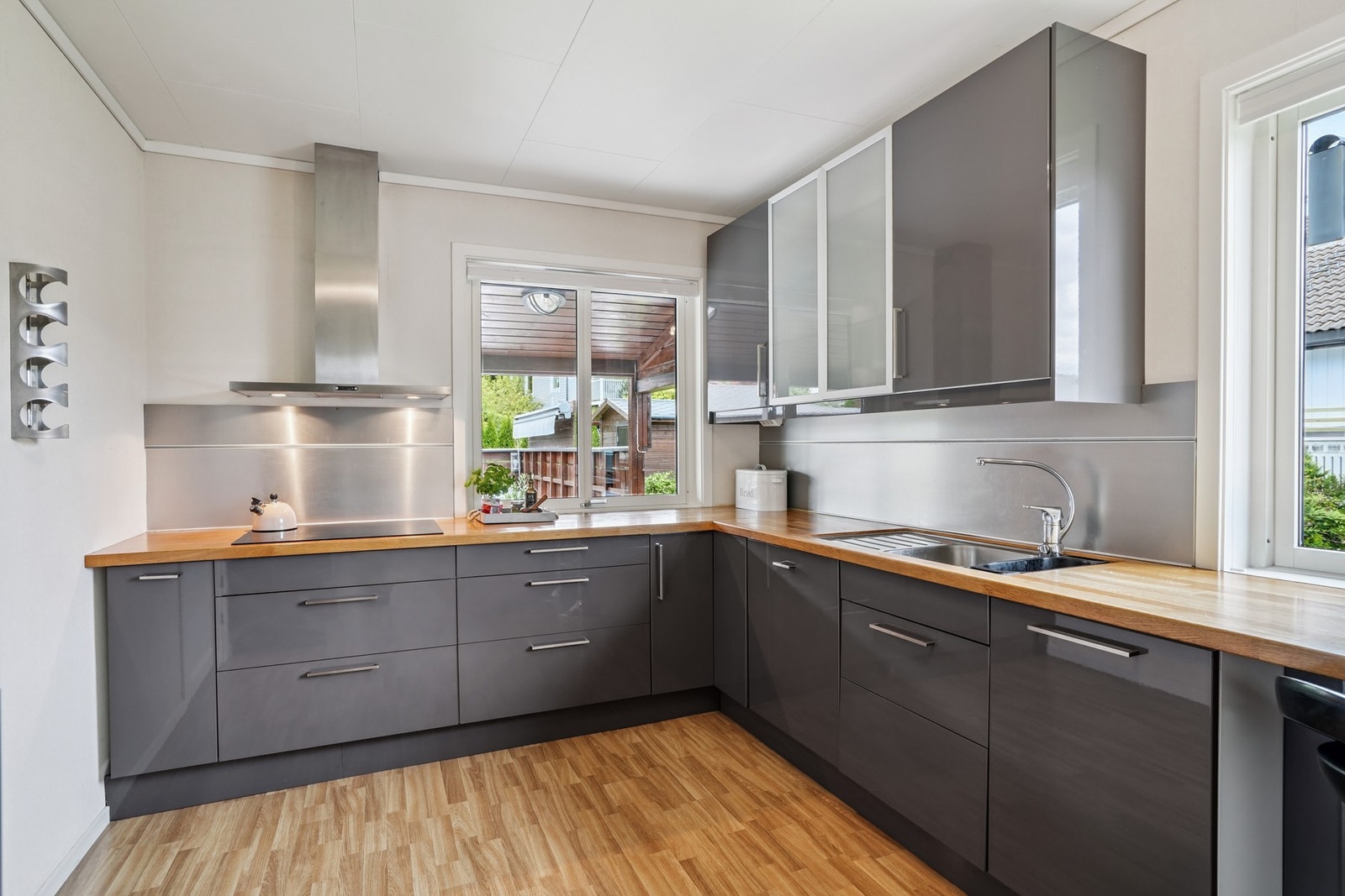 På kjøkkenet har du en flott innredning grå høyglans fronter og heltre eik benkeplate. Galleribilde