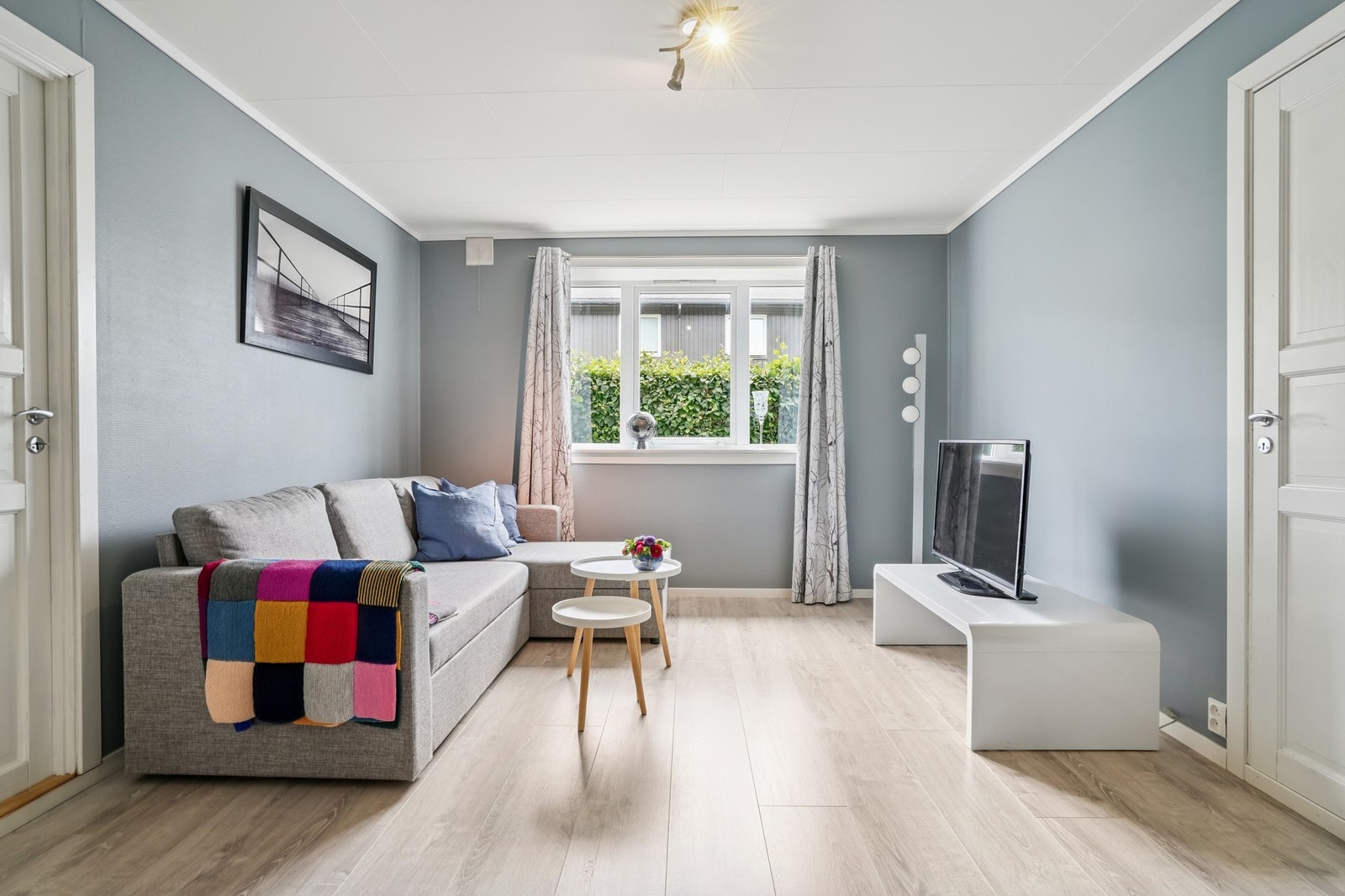 Allsidig stue i underetasjen - ideell som TV-stue, gjesterom eller ungdomsavdeling. Galleribilde