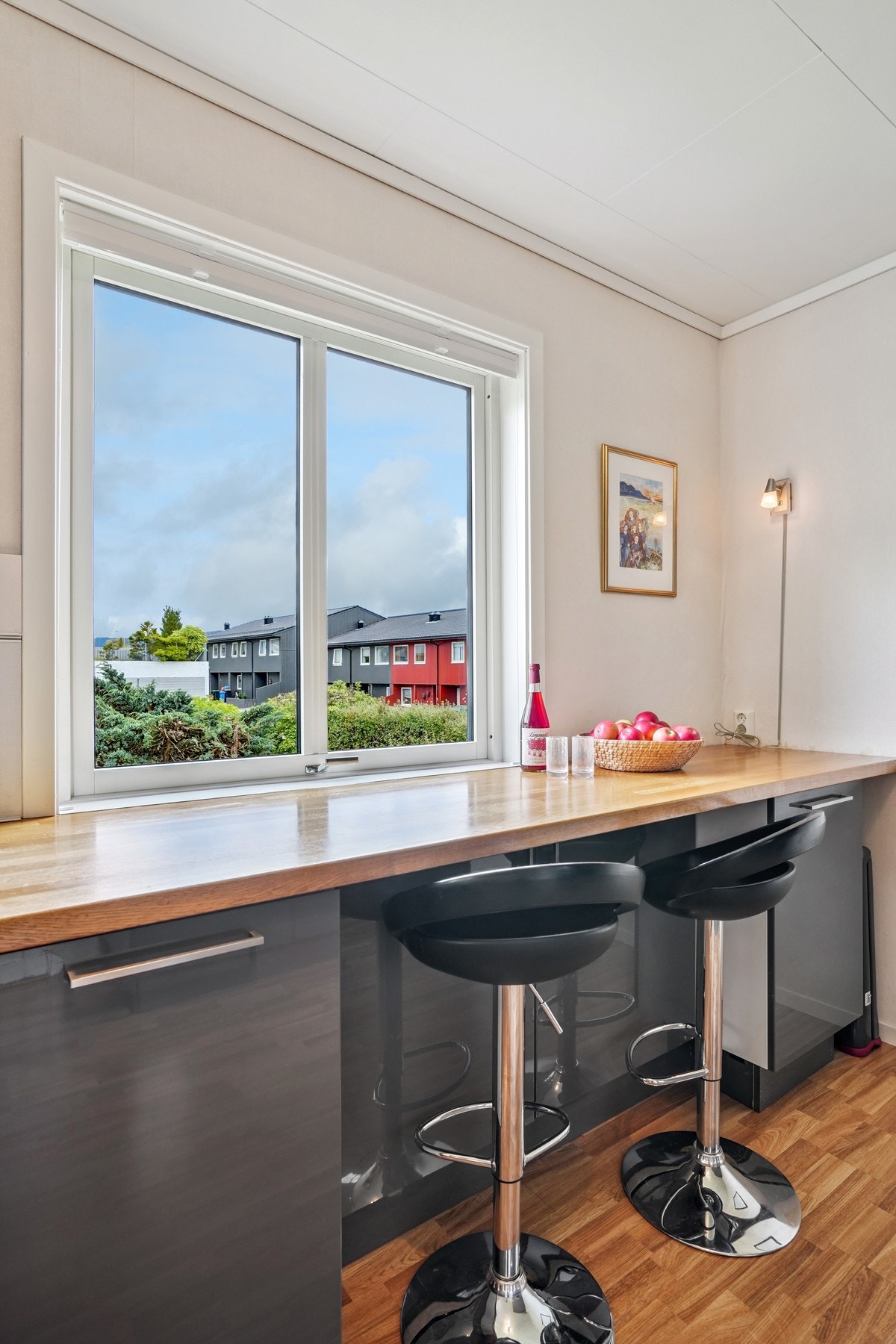 Egen spiseplass med barbenkeplate og vindu mot øst. Her får man mye fint lys inn fra morgensolen. Galleribilde