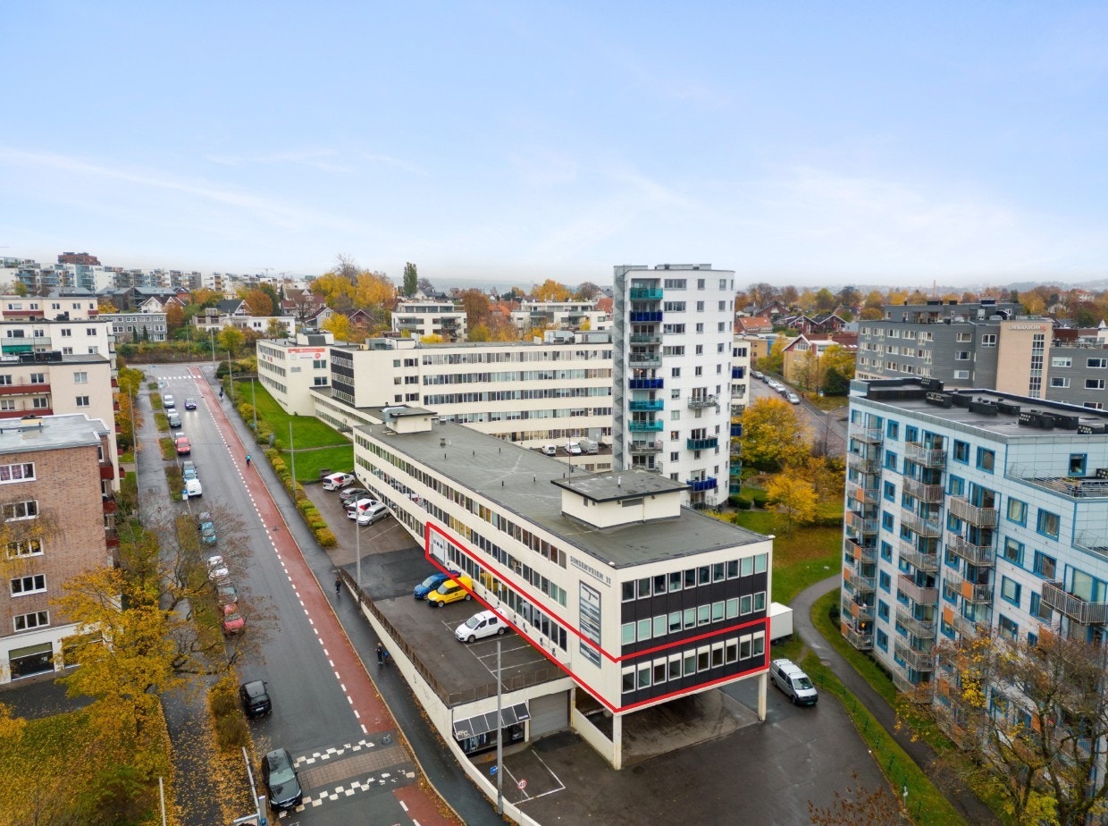 Sentralt kombinasjonslokale med egen kjøreport, vareheis, parkering og god eksponering Galleribilde